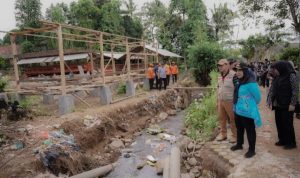 Tutup Aliran Sungai, Eva Dwiana Minta Perusahaan Putra Bali Bongkar Panel Beton