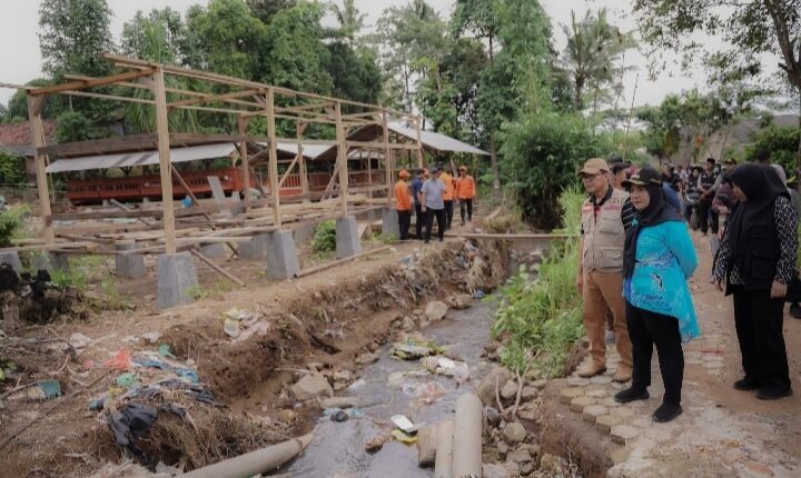 Tutup Aliran Sungai, Eva Dwiana Minta Perusahaan Putra Bali Bongkar Panel Beton