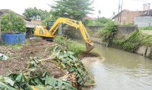 Pemkot Bandar Lampung Terjunkan Alat Berat Lakukan Normalisasi Sungai
