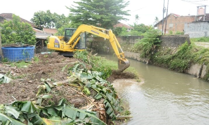 Pemkot Bandar Lampung Terjunkan Alat Berat Lakukan Normalisasi Sungai