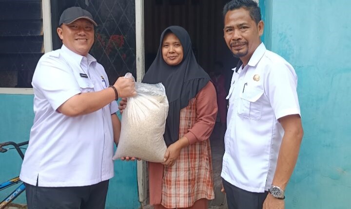 Pemkot Bandar Lampung Berikan Bantuan Beras Kepada Warga Terdampak Banjir