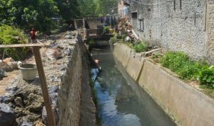 Satgas Penertiban Bangunan Pemkot Bandar Lampung Tertibkan Puluhan Bangunan Berdiri diatas Saluran Air