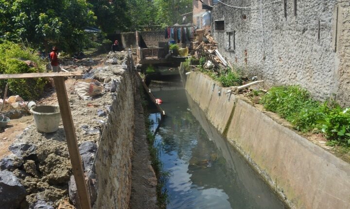 Satgas Penertiban Bangunan Pemkot Bandar Lampung Tertibkan Puluhan Bangunan Berdiri diatas Saluran Air