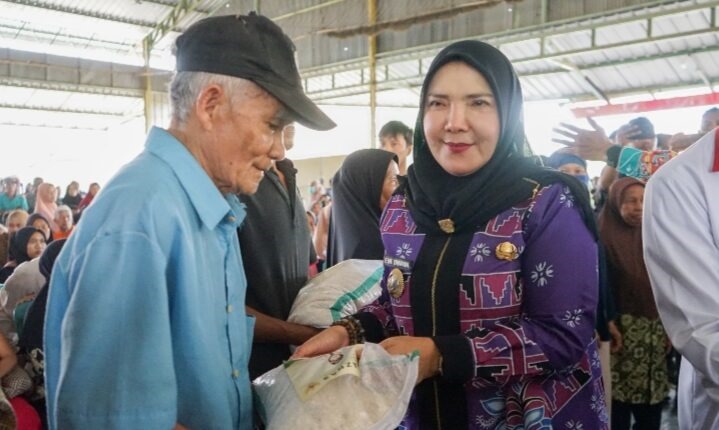 Walikota Bersama Baznas Kota Bandar Lampung Bagikan Bantuan Beras Sebanyak 8 Ton Kepada Masyarakat