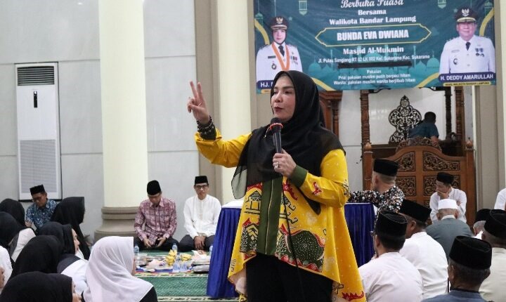 Safari Ramadhan di Dua Kecamatan, Bunda Eva Beri Bantuan Umroh dan Uang 50Juta ke Masjid