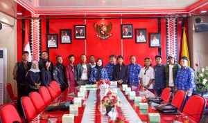 Walikota Bandar Lampung Eva Dwiana Memberangkatkan Tujuh Seniman Mural dari Komunitas Nusantara Art Project ke Tanah Suci Untuk Umroh