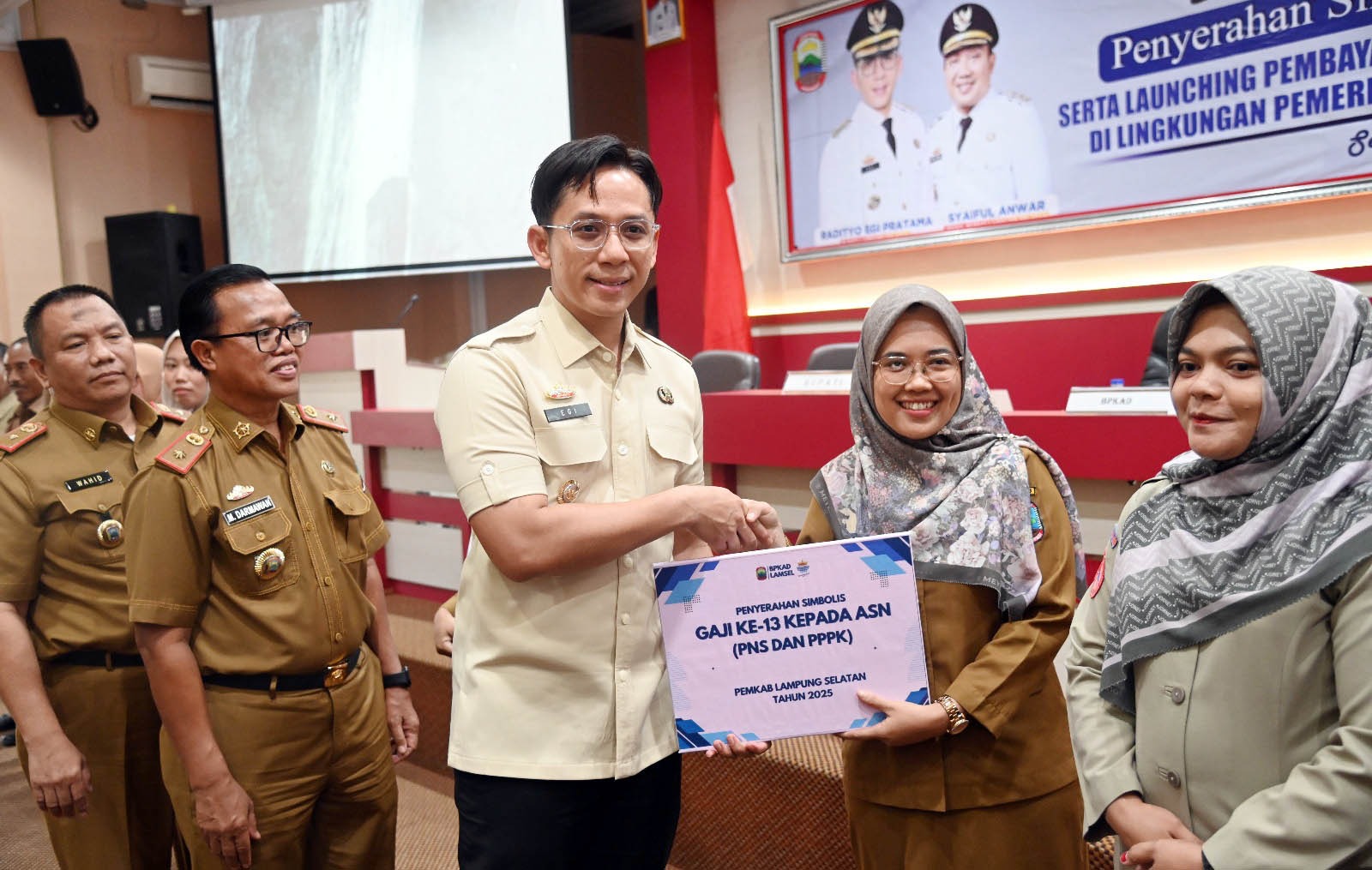 Bupati Egi Serahkan Gaji-TPP ke-13 ASN dan Launching Gajian THLS Setiap Tanggal 1