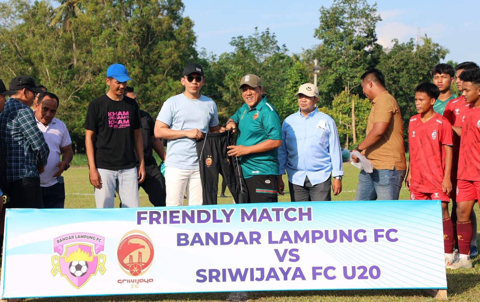 Bupati Egi Buka Laga Persahabatan BLFC vs Sriwijaya FC U-20, Dukung Lahirnya Talenta Sepak Bola Muda