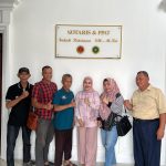 Pengurus Koperasi MP Desa Sukaraja Menandatangani Pendirian Akte Di Notaris