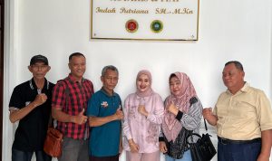 Pengurus Koperasi MP Desa Sukaraja Menandatangani Pendirian Akte Di Notaris