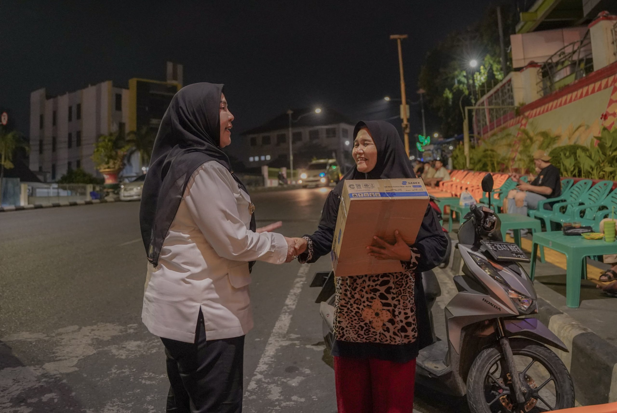 Walikota Bandar Lampung Hj. Eva Dwiana Bagikan Kompor Gas Gratis untuk Pelaku UMKM