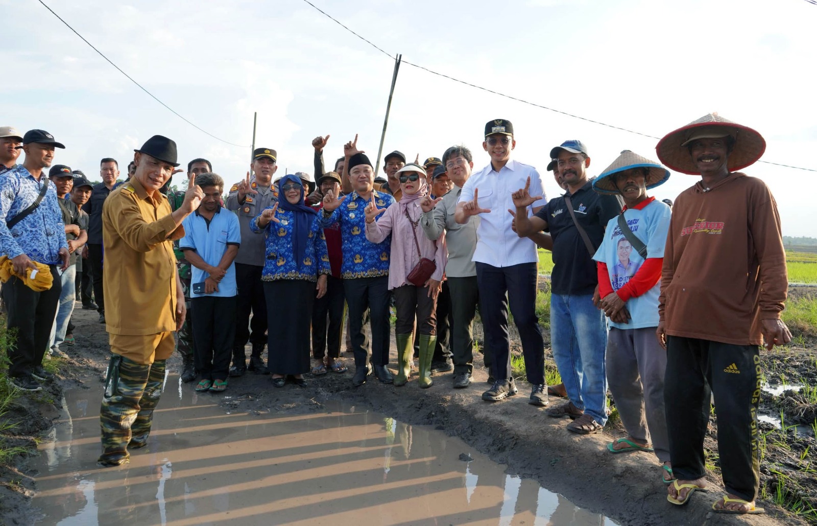 Bupati Egi Turun ke Sawah! Janji Tuntaskan Jalan Tani yang Terbengkalai Puluhan Tahun