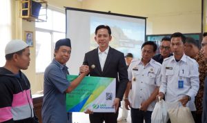 Tak Hanya Simbolis! Bupati Egi Serahkan Santunan & BPJS untuk Pekerja Rentan, Ini Wujud Nyata Negara Hadir