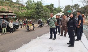 Walikota Bandar Lampung, Hj. Eva Dwiana Meninjau Langsung Proses Perbaikan Jalan Tirtayasa