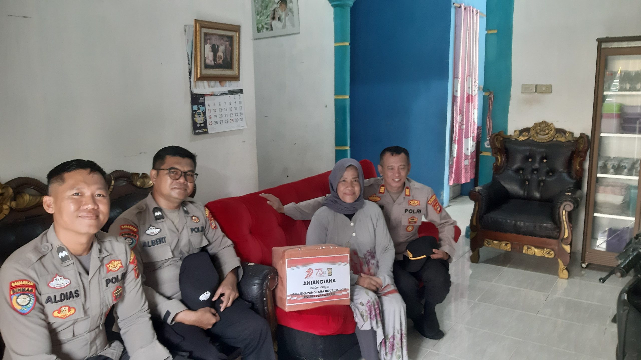 Menyambung Tali Kasih, Polres Pesawaran Hadir di Tengah Warakawuri di Momen Hari Bhayangkara ke-79