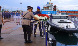 Sat Polairud Polres Pesawaran Ikuti Upacara Tabur Bunga di Laut, Wujud Penghormatan di Hari Bhayangkara ke-79