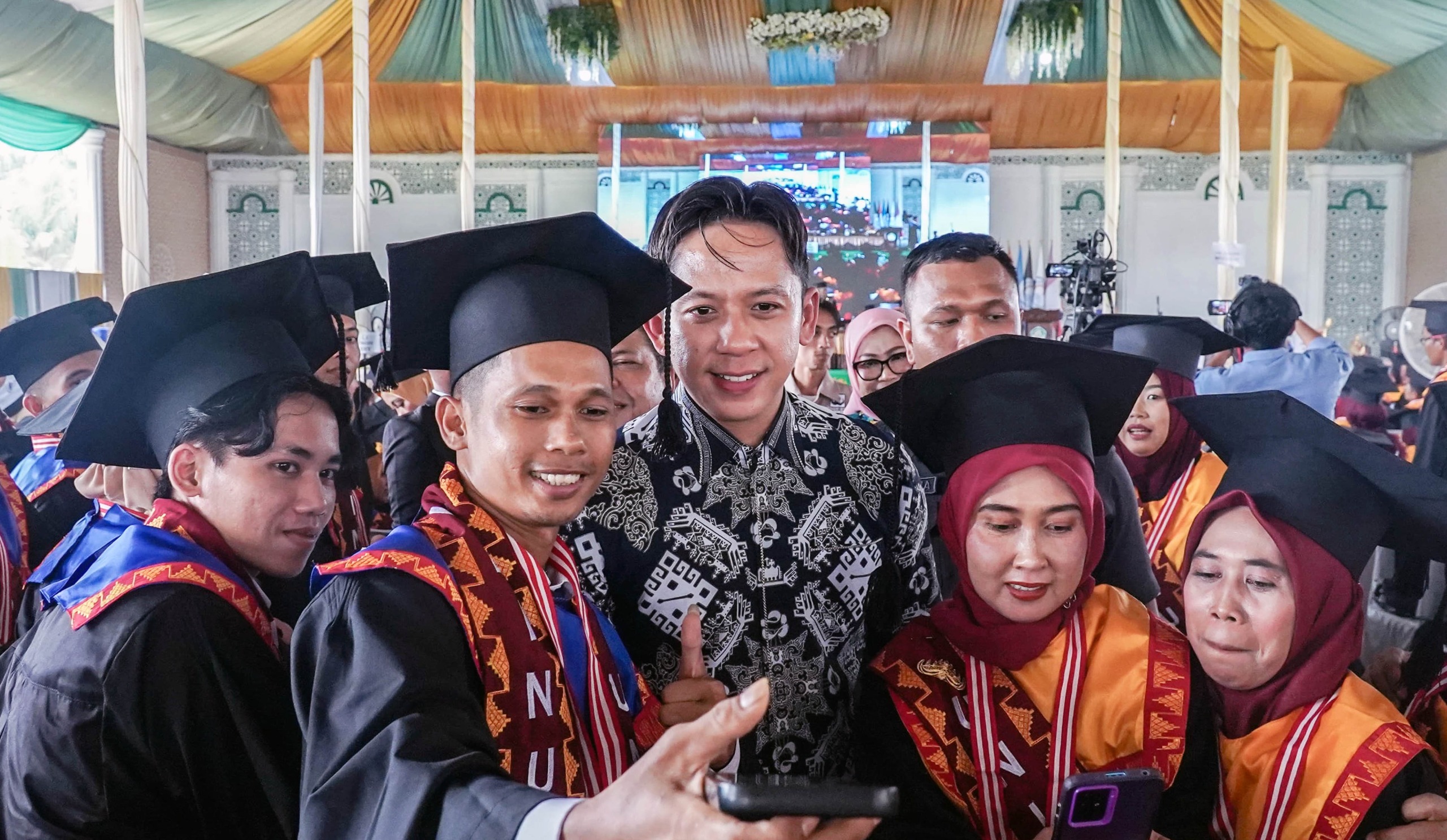 Wisuda Perdana An Nur, Jalan Rp11 Miliar Jadi Bukti Dukungan Bupati Egi untuk Pendidikan