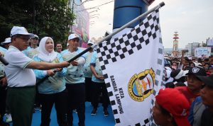 Wali Kota Bandar Lampung Hj. Eva Dwiana Secara Resmi Membuka Kegiatan Jalan Sehat Memperingati HUT ke-343 Kota Bandar Lampung