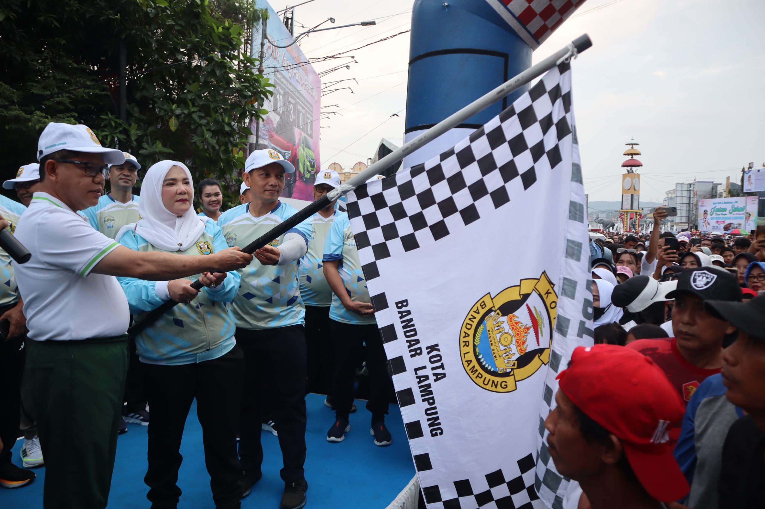 Wali Kota Bandar Lampung Hj. Eva Dwiana Secara Resmi Membuka Kegiatan Jalan Sehat Memperingati HUT ke-343 Kota Bandar Lampung