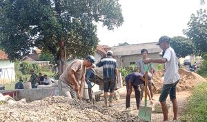 Jalan Lintas Penghubung RT 01 Dusun 5 Menuju Dusun 6 Sukaraja Gedong Tataan, Dibangun Rabat Beton