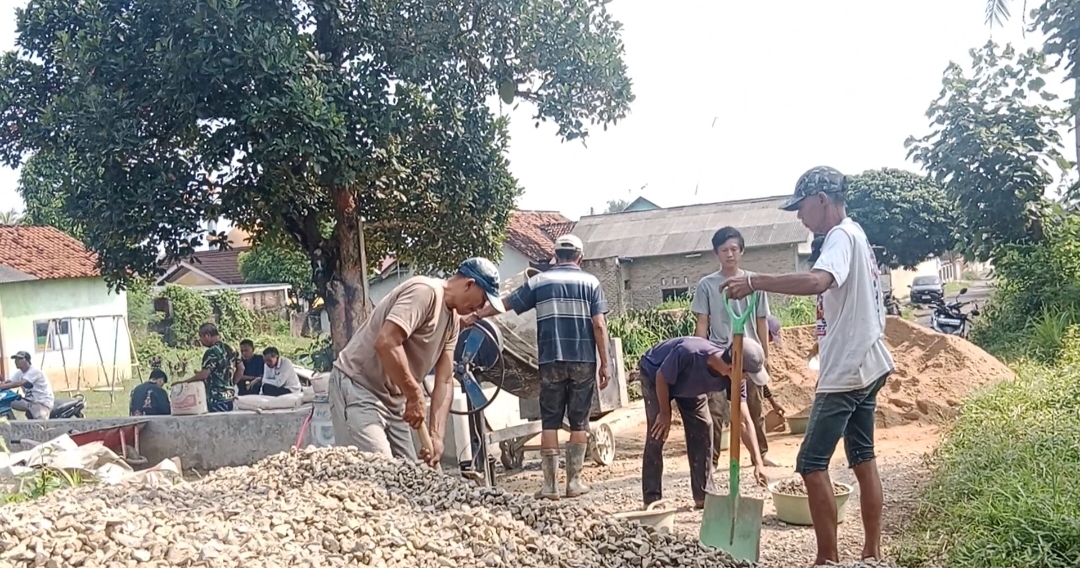 Jalan Lintas Penghubung RT 01 Dusun 5 Menuju Dusun 6 Sukaraja Gedong Tataan, Dibangun Rabat Beton