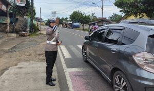 Polwan Pesawaran Hadir di Tengah Masyarakat, Cegah Kemacetan di Depan Sekolah