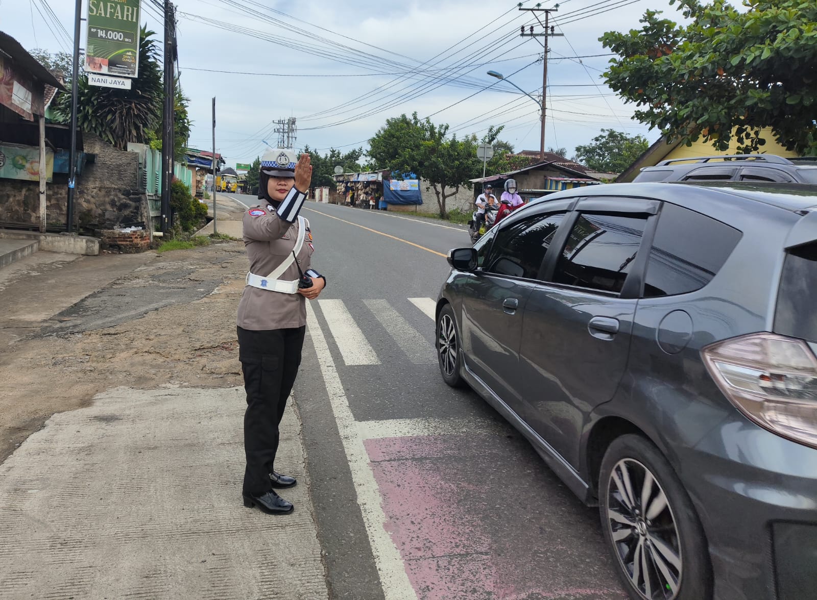 Polwan Pesawaran Hadir di Tengah Masyarakat, Cegah Kemacetan di Depan Sekolah