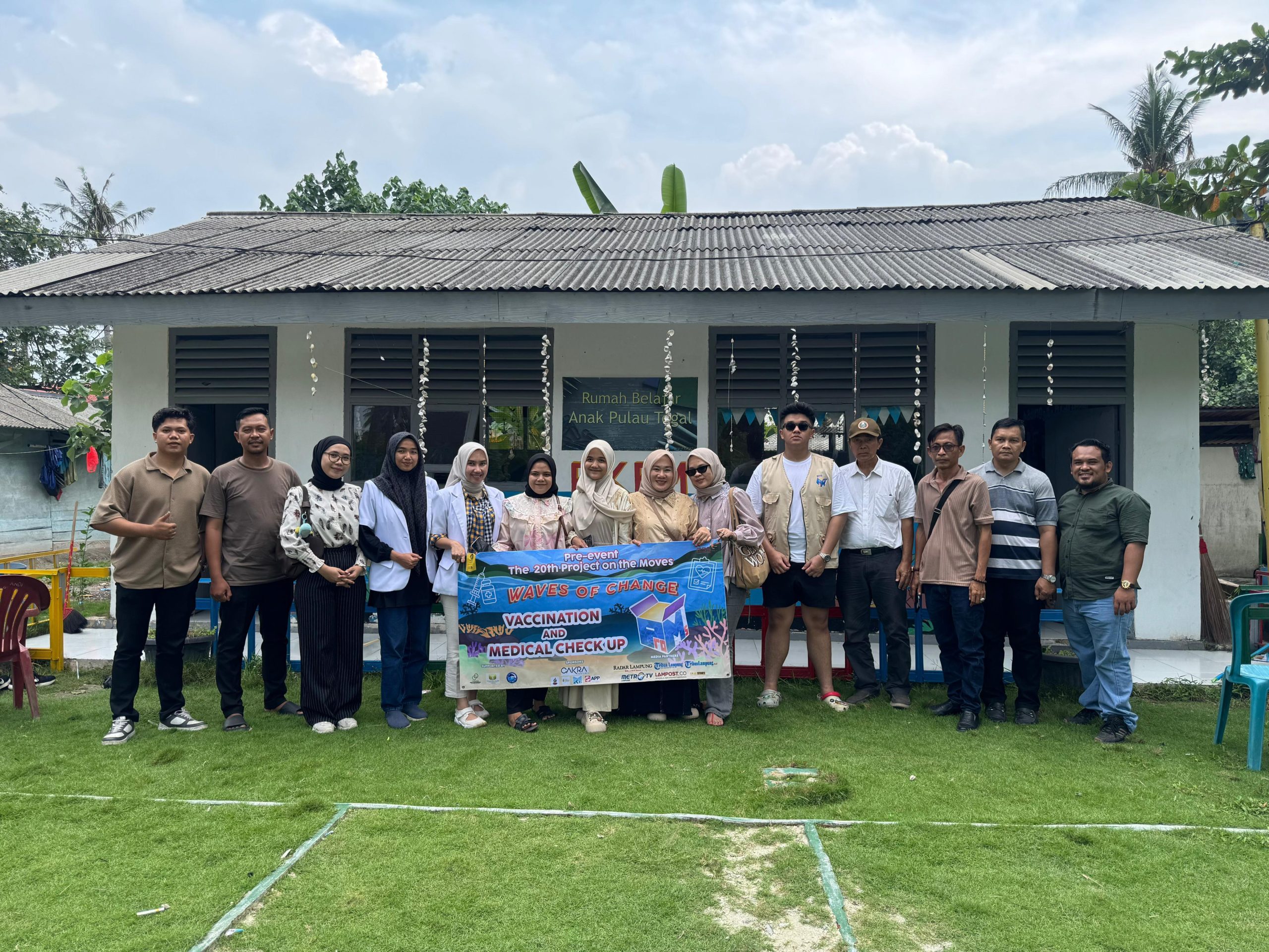 Yayasan Gema Al, Maun Dampingi FEB UI Pada Even Bakti Sosial Dan Penanaman Pohon Di Bibir Pantai Pesawaran