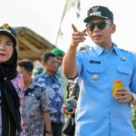 Bukan Sekadar Tinjau Jalan Rusak: Kolaborasi Epik Bupati Egi dan Bunda Eva, Lebur Sekat Wilayah Demi Warga Perbatasan
