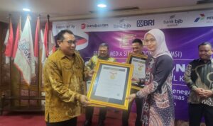 Kajari Lamsel Raih Anugerah Sahabat Media dari SMSI Pusat