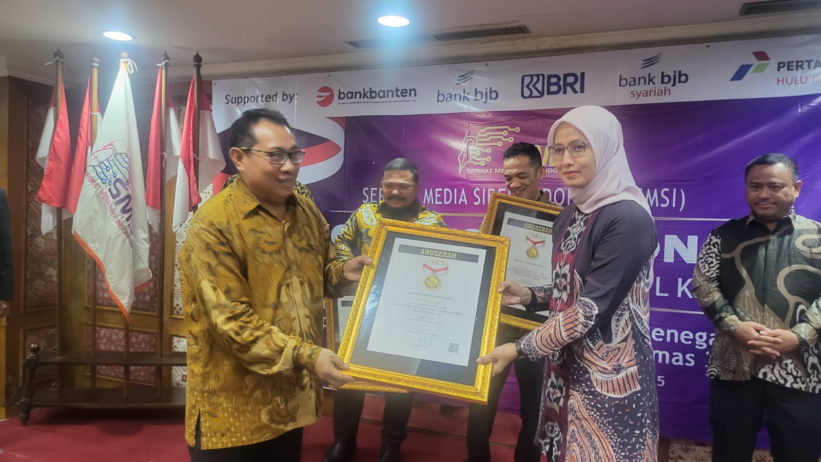 Kajari Lamsel Raih Anugerah Sahabat Media dari SMSI Pusat