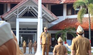 Wakil Bupati I Komang Koheri Menjadi Pembina Apel Mingguan Yang Digelar di Halaman Kantor Pemerintah Kabupaten Lampung Tengah