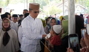 Warga Puji Rahayu ‘Curhat’ Jalan Rusak Saat Pengajian Jumat Kliwon, Bupati Egi: 2026 Kita Anggarkan Perbaikan!