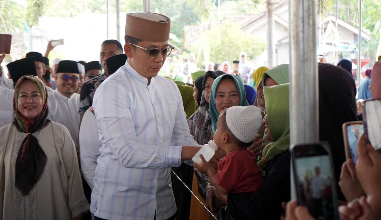 Warga Puji Rahayu ‘Curhat’ Jalan Rusak Saat Pengajian Jumat Kliwon, Bupati Egi: 2026 Kita Anggarkan Perbaikan!