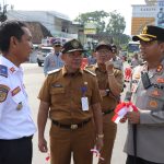 Polres Pesawaran Bagikan Bendera Merah Putih dalam Rangka HUT RI ke-80