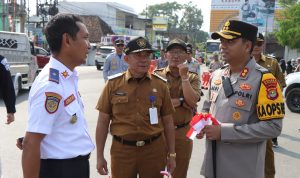 Polres Pesawaran Bagikan Bendera Merah Putih dalam Rangka HUT RI ke-80