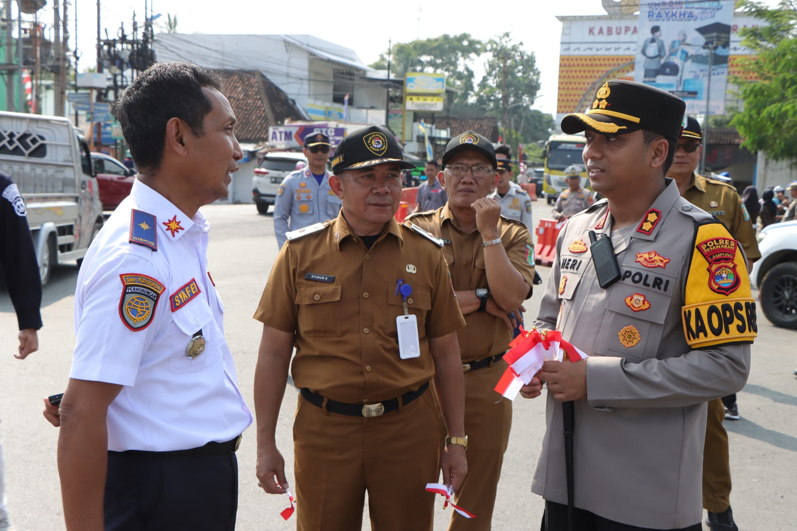 Polres Pesawaran Bagikan Bendera Merah Putih dalam Rangka HUT RI ke-80