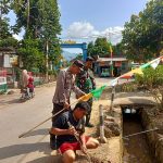 Sambut HUT RI Ke-80, Bhabinkamtibmas Polsek Padang Cermin Bersama Bhabinsa ajak Masyarakat Kibarkan Bendera Merah Putih