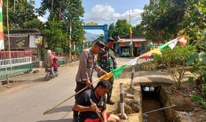 Sambut HUT RI Ke-80, Bhabinkamtibmas Polsek Padang Cermin Bersama Bhabinsa ajak Masyarakat Kibarkan Bendera Merah Putih