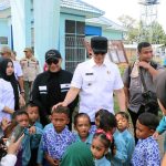 Bupati Egi ‘Blusukan’ ke Pulau Sebesi, Bawa Kado Istimewa: KTP Jemput Bola hingga Renovasi Sekolah