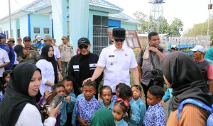 Bupati Egi ‘Blusukan’ ke Pulau Sebesi, Bawa Kado Istimewa: KTP Jemput Bola hingga Renovasi Sekolah