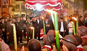 Lautan Obor Nyalakan Langit Kalianda! Semangat Kemerdekaan Menggelora di Malam HUT ke-80 RI