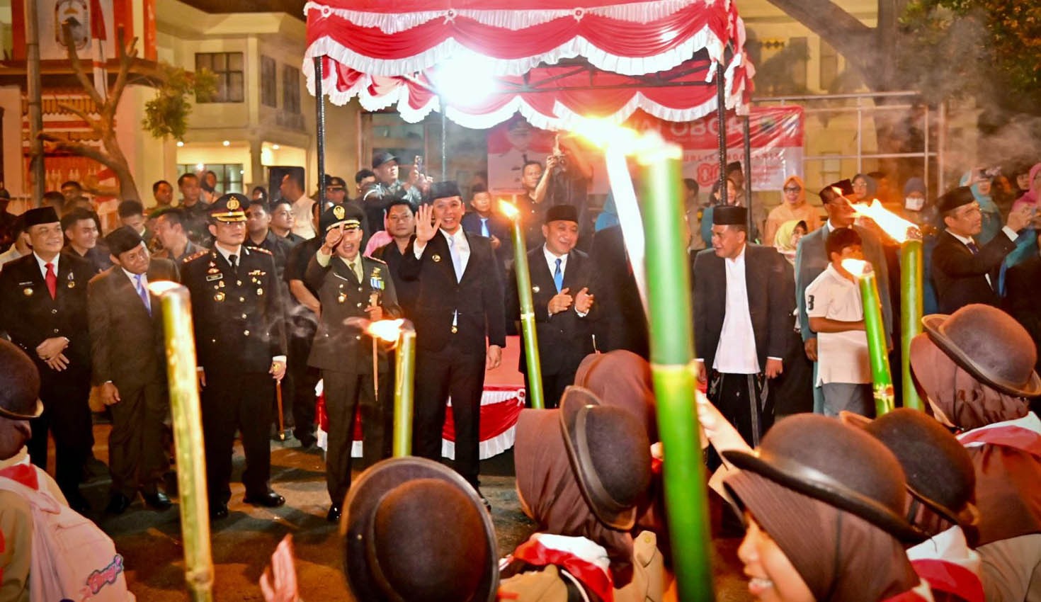Lautan Obor Nyalakan Langit Kalianda! Semangat Kemerdekaan Menggelora di Malam HUT ke-80 RI
