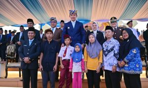 Aksi Heroik Raihan, Bocah SD Penyelamat Merah Putih Dapat Hadiah Istimewa, Bupati Egi Gelontorkan Beasiswa & Tabungan Pendidikan!