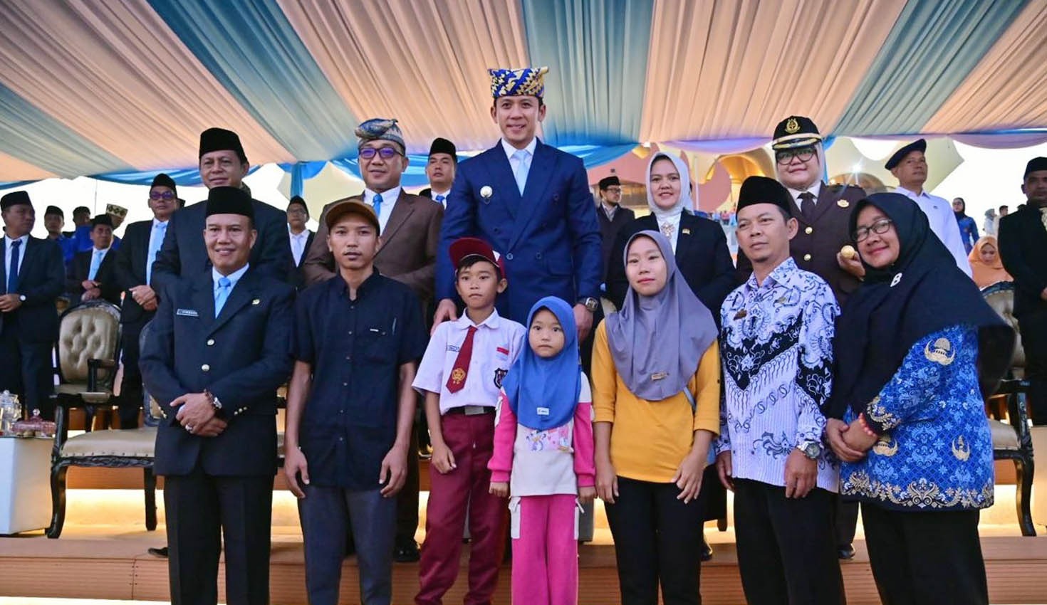 Aksi Heroik Raihan, Bocah SD Penyelamat Merah Putih Dapat Hadiah Istimewa, Bupati Egi Gelontorkan Beasiswa & Tabungan Pendidikan!