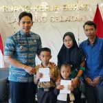 Tak Sekadar Janji, Bupati Egi Wujudkan Beasiswa dan Tabungan Pendidikan untuk Raihan Pahlawan Cilik dari Rajabasa