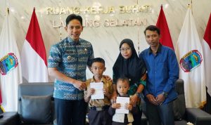 Tak Sekadar Janji, Bupati Egi Wujudkan Beasiswa dan Tabungan Pendidikan untuk Raihan Pahlawan Cilik dari Rajabasa