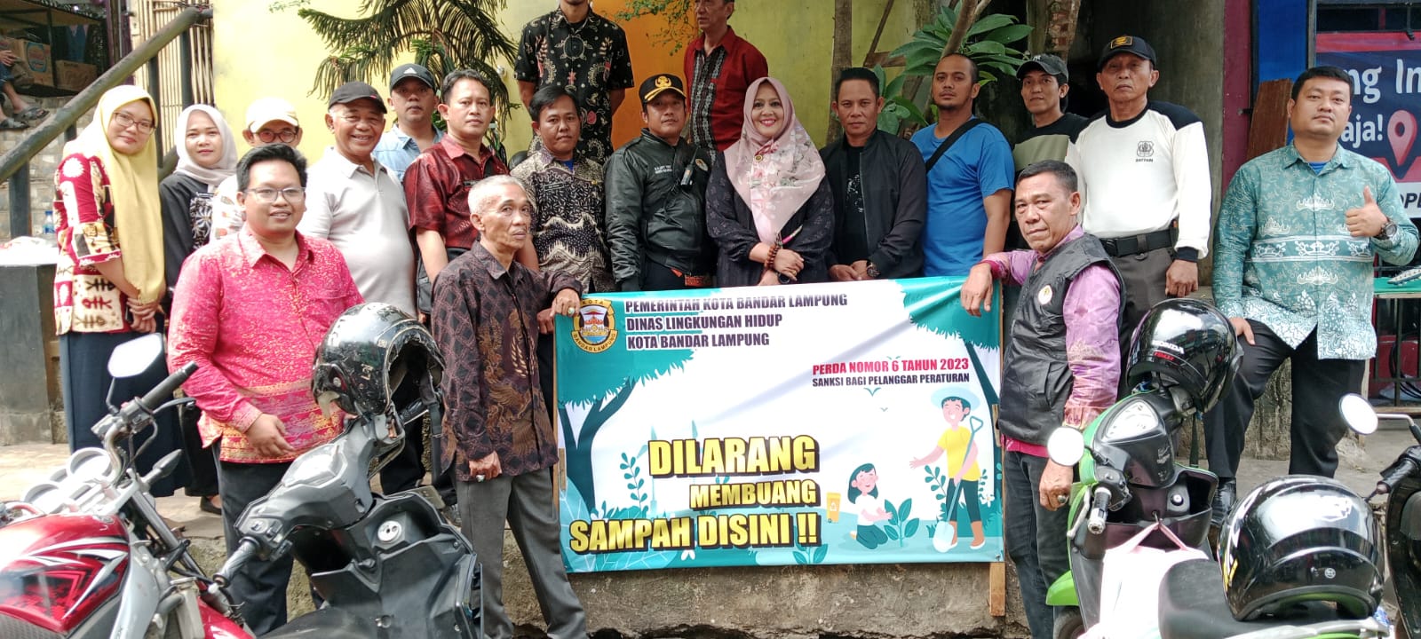 UPT DLH, UPT Perdagangan TKP, dan Paguyuban Pasar Bambu Kuning Bersinergi Atasi Sampah