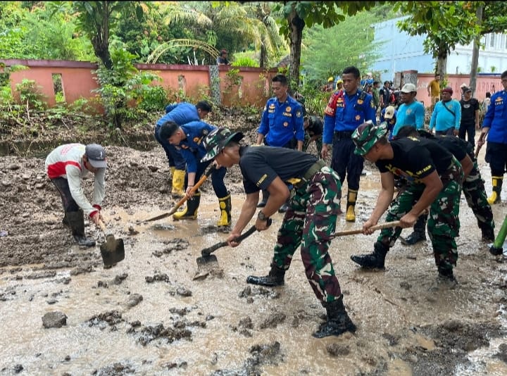 Aksi Sigap Prajurit Yonif 9 Marinir Bantu Menangani Bencana Longsor Akses Utama Menuju Jalan Way Ratai Pesawaran