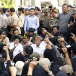 Potret Pemimpin Merakyat: Duduk di Aspal, Bupati Egi Serap Aspirasi Rakyat dengan Hati